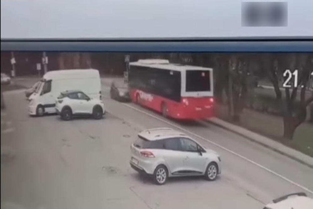 TEŽAK UDES KOD STAROG SAJMIŠTA: Auto direktno udario u autobus! (VIDEO)