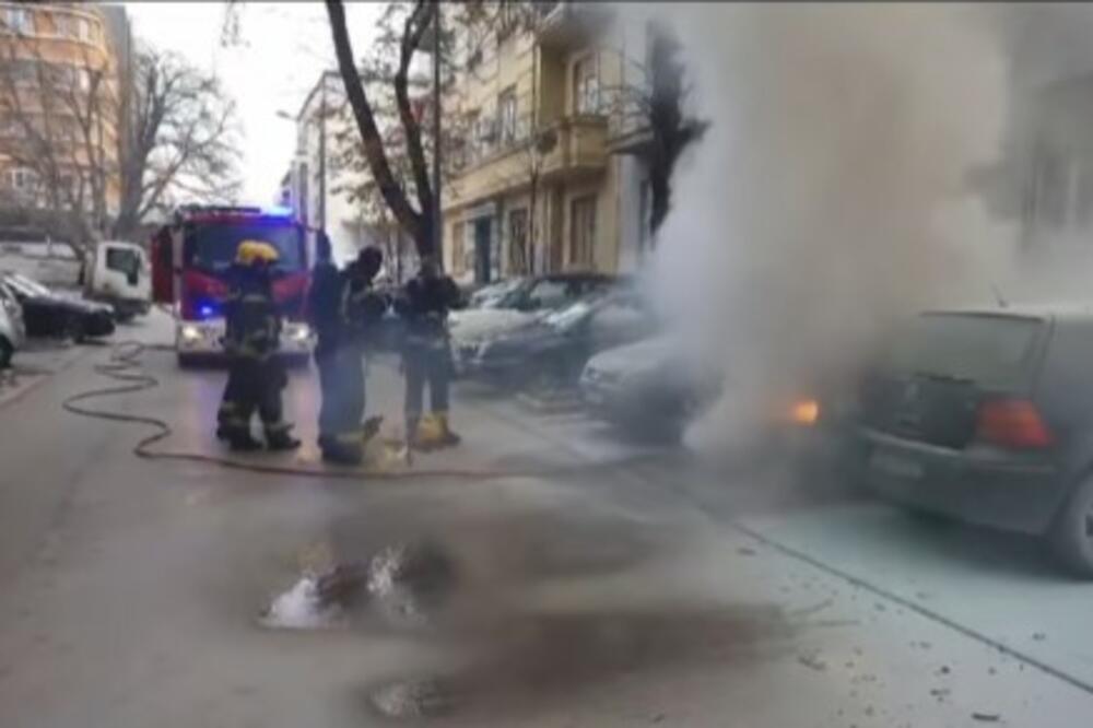 GORI U STROGOM CENTRU NOVOG SADA: Auto planuo na parkingu, kulja dim (VIDEO)