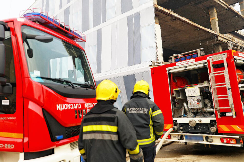 GORELA FABRIKA IMT U BEOGRADU: Vatra progutala kancelarijski materijal, nije bilo povređenih!