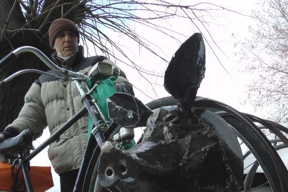 REŠENA TAJNA ČAČANSKE PEČENJARE: Evo kako se skulptura praseta-držača za bicikle našla ispred lokala PAO DOGOVOR SA SKULPTOROM