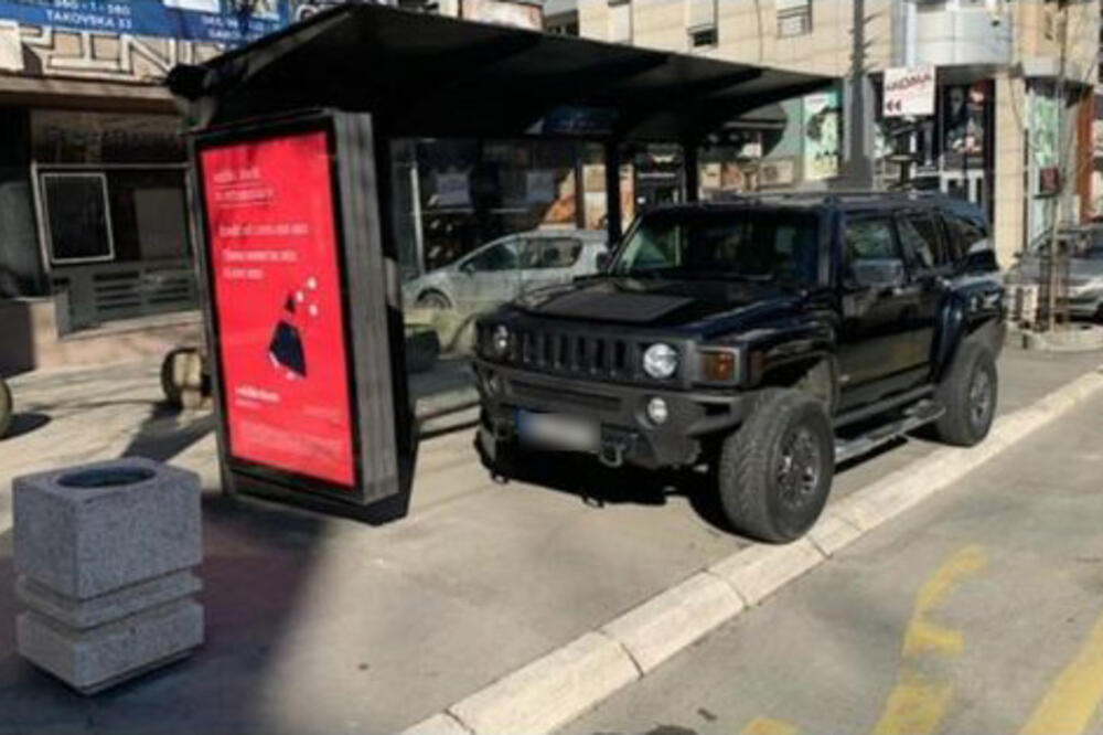 VOZI SKUPOCEN AUTO I OVAKO SE BAHATO PONAŠA: Čovek parkirao hamer nasred autobuske stanice u Takovskoj! (FOTO)