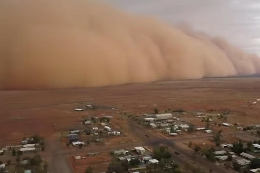 DŽINOVSKI CRVENI OBLAK GUTA ČITAV GRAD: Peščana oluja sa vetrovima od 109 km na sat pogodila Kvinslend u Australiji! (VIDEO)