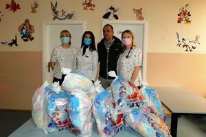 DA SVAKO DETE IMA PAKETIĆ: Humanitarac Aleksandar Kikanović darivao mališane na dečjem odeljenju lozničke bolnice (FOTO)
