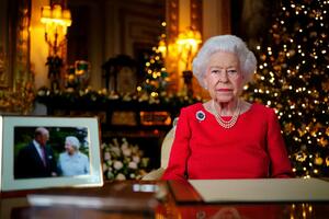 DA LI PALATA NEŠTO KRIJE? Ljudi na internetu uvereni da je kraljica Elizabeta umrla