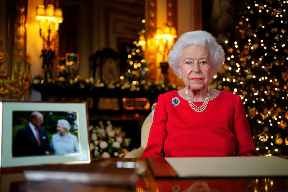 NIKAD TUŽNIJI BADNJI DAN U BAKINGEMSKOJ PALATI: Kraljica Elizabeta otkazala Božić, detalj na njenom stolu slama srca (FOTO)