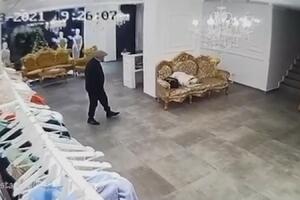 KRAĐA UŽIVO! Pogledajte kako lopov krade novčanik vlasnici ateljea u Beogradu (VIDEO)