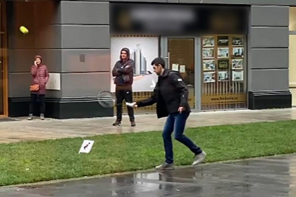 HIT VIDEO SA ULICA BEOGRADA: Kiša pada, a Novak Đoković sa klincima iz kraja "pika" tenis u farmerkama i jakni