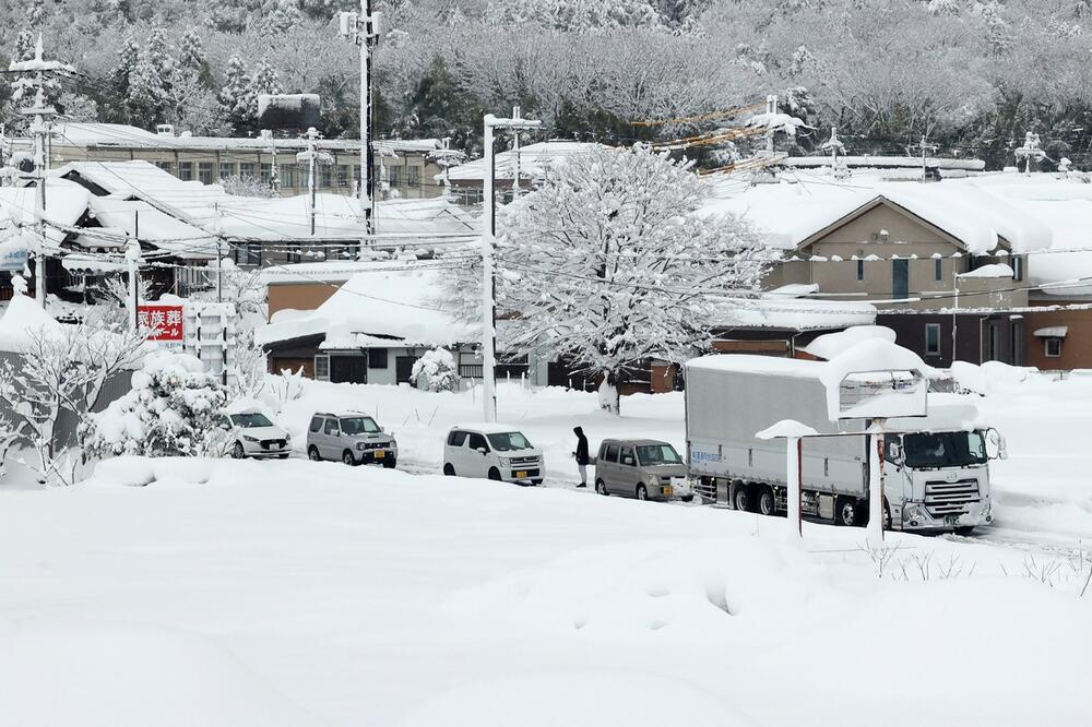 REKORDNE KOLIČINE SNEGA IZAZVALE PROBLEME U JAPANU: Otkazani letovi, kolaps u saobraćaju! Oko 1.500 domaćinstava ostalo bez struje