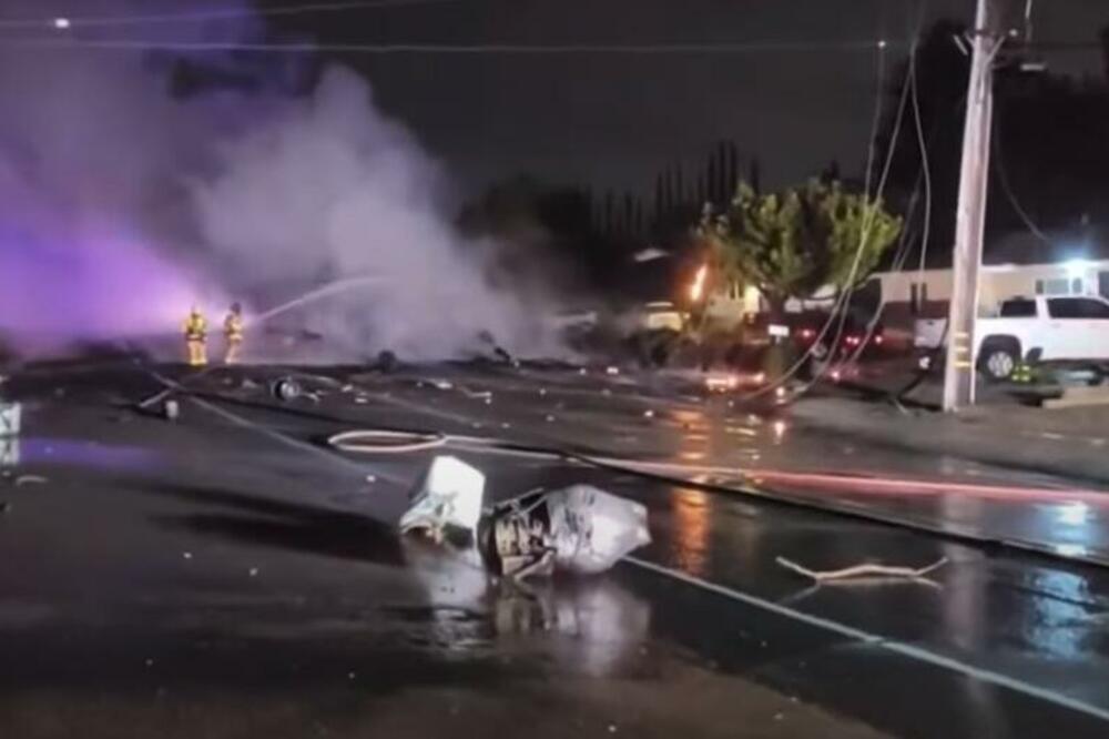 AVION SE SRUŠIO NA NASELJE U KALIFORNIJI: Nakon pada izbio požar, ne zna se koliko je bilo putnika VIDEO