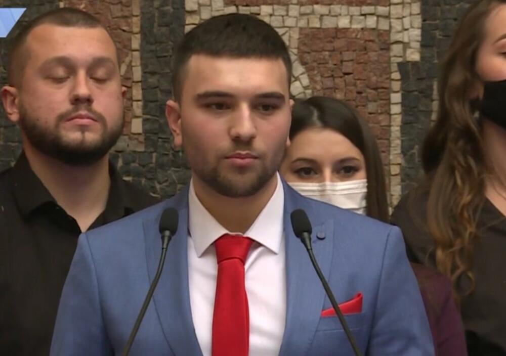Aleksandar Vučić, Palata Srbije, posao za medicinare