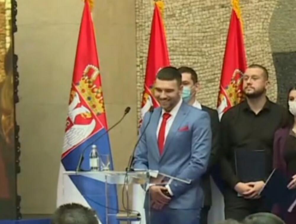 Aleksandar Vučić, Palata Srbije, posao za medicinare