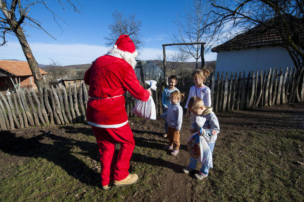 ZA POJEDINE MALIŠANE OVO JE JEDINI DAR U TOKU GODINE: Deda Mraz podelio paketiće za decu Kosovskog Pomoravlja!