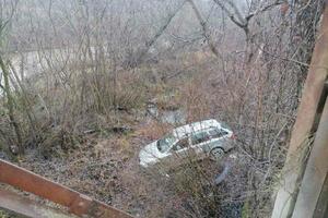 DRAMA NA PUTU KA PRELJINI: Škoda sletela u reku Čemernicu (FOTO)