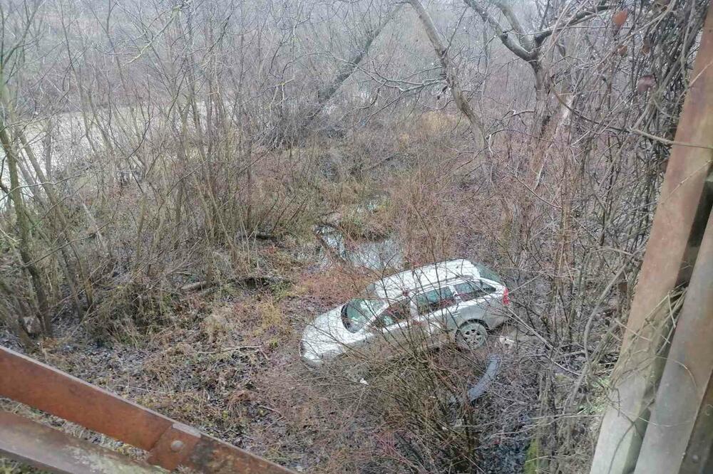 DRAMA NA PUTU KA PRELJINI: Škoda sletela u reku Čemernicu (FOTO)