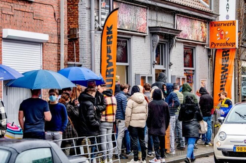 MANI KORONU, DAJ DA KUPIMO VATROMET: Holanđani u gradu koji dele sa Belgijom, masovno kupuju pirotehniku za Novu godinu