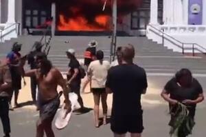 BUKNULI PROTESTI U KANBERI, ALI DOSLOVNO: Demonstranti zapalili zgradu bivšeg parlamenta u Australiji VIDEO