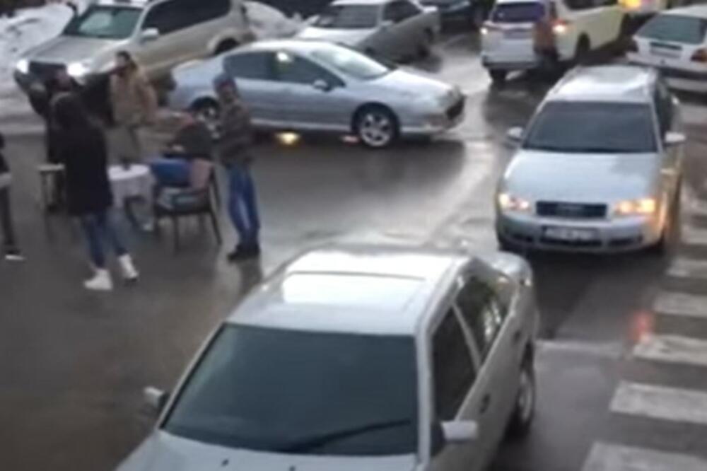 STOLOVI I STOLICE NASRED RASKRSNICE: Besni ugostitelji na Žabljaku protestuju zbog kovid mera! (VIDEO)