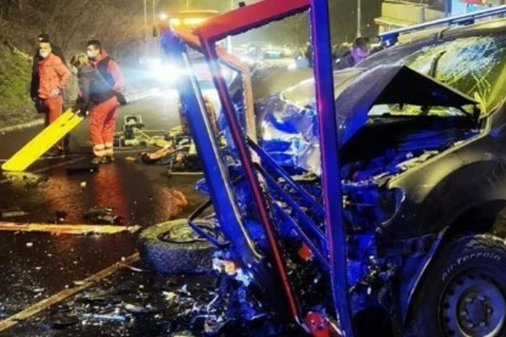 UŽAS U BEOGRADU! Sudarili se autobus i automobil, VATROGASCI SEKU VOZILO DA IZVUKU POVREĐENE! FOTO