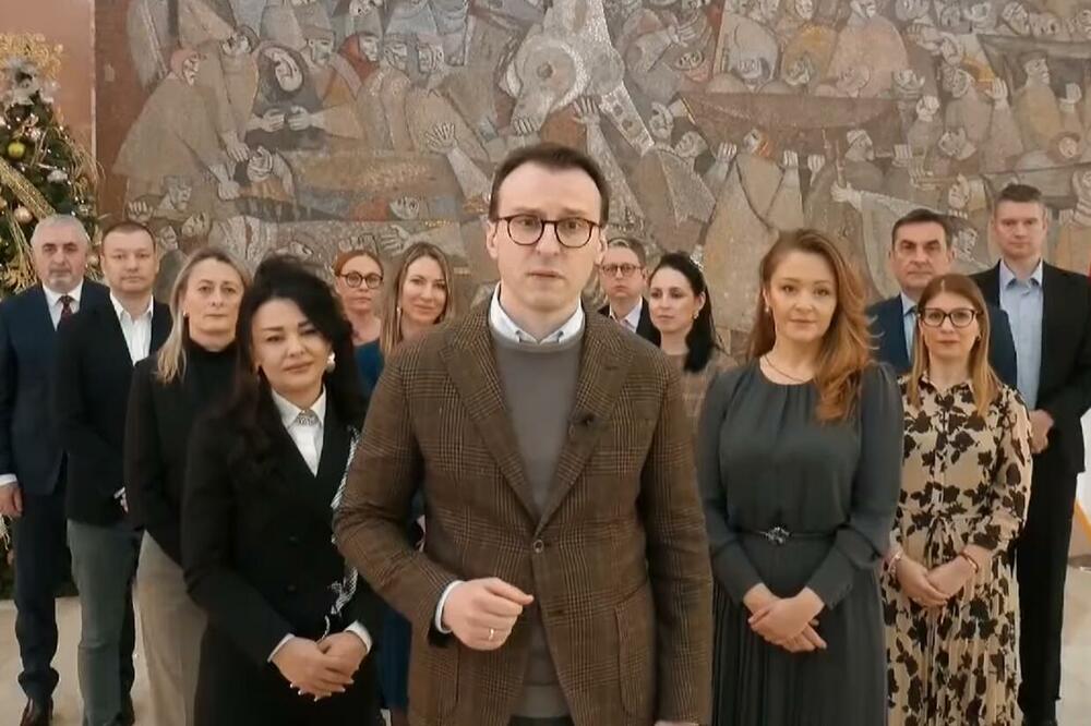 PETKOVIĆ OBJAVIO NOVOGODIŠNJU ČESTITKU Da i 2022. bude godina sloge i jedinstva! Da se srpski barjak ponosno vijori na KiM (VIDEO)