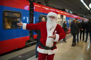 NOVOGODIŠNjE IZNENAĐENjE ZA PUTNIKE SRBIJA VOZA Glavna železnička stanica Prokop danas je zablistala novogodišnjim sjajem