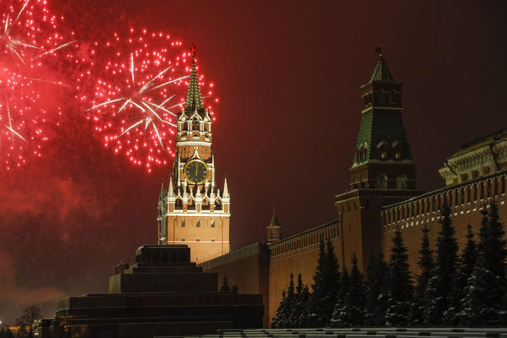 SEVALO NEBO IZNAD MOSKVE: U Rusiji na tradicionalan način dočekana 2022. godina