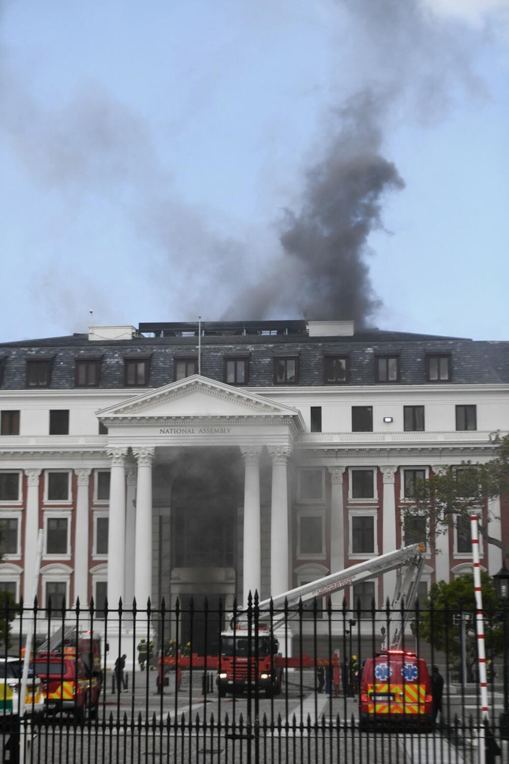 0650339132, Kejptaun, požar, gori zgrada parlamenta