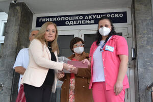 POKLON ČESTITKE PRVOROĐENIM BEBAMA U KRUŠEVCU: Gradonačelnica obišla porodilište