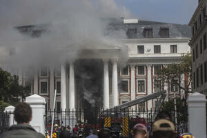 DOBILI BITKU PROTIV VATRE: Ugašen požar u parlamentu u Kejptaunu! Vatra kuljala i kroz krov! (FOTO, VIDEO)