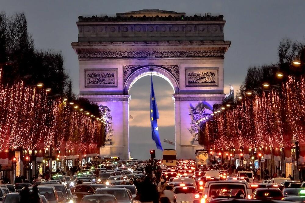 UKLONJENA ZASTAVA EU SA TRIJUMFALNE KAPIJE: Svađa u Parizu jer je obeležje EU zamenilo francusku trobojku!