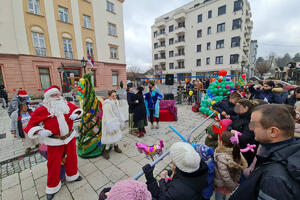 ULICA OTVORENOG SRCA U LAJKOVCU, MALIŠANI ODUŠEVLJENI: Družili se sa Deda Mrazom, klovnovima, žonglerima, uličnim sviračima FOTO