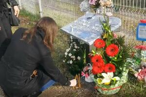 MOJA SREĆA, MOJE SRCE I PONOS: Godinu dana od teške nesreće u Nišu, cveće i sveće na mestu gde su poginuli mali Andrej i Dejan