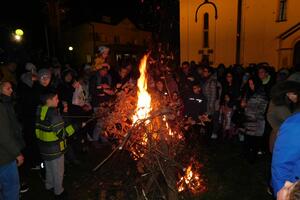BADNJE VEČE U LOZNICI: Uz vatromet, duhovnu muziku i kolo, tradicionalno zapaljen badnjak!
