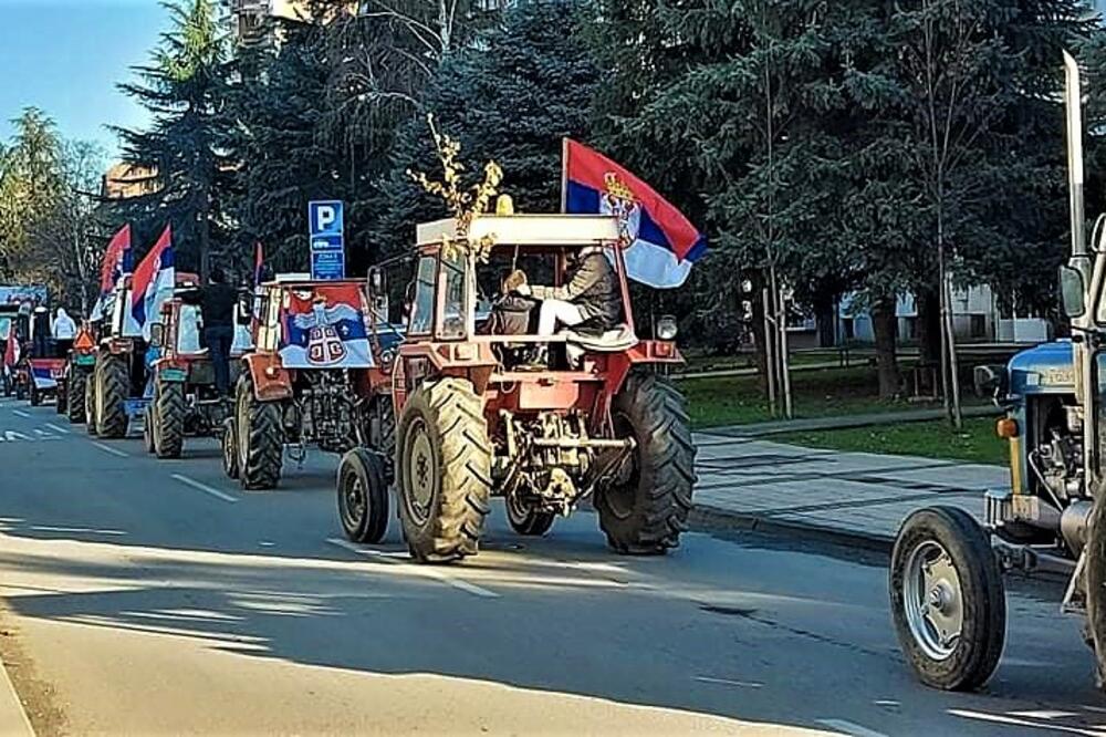 BOŽIĆ U LOZNICI: Oko 140 traktora u prazničnoj vožnji kroz grad
