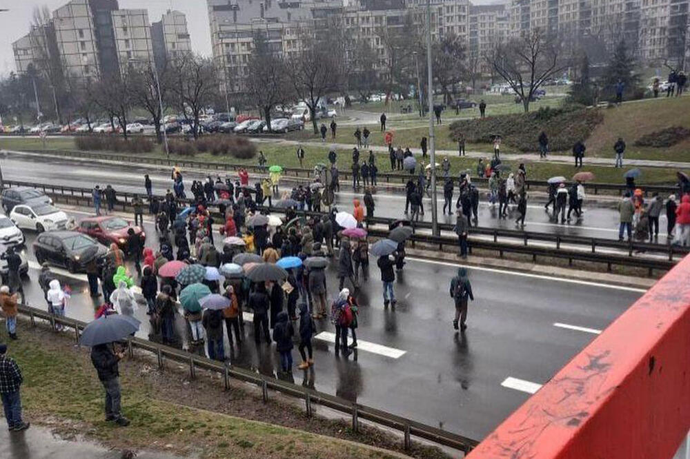 ZAVRŠENA BLOKADA PUTEVA U SRBIJI: Demonstranti MALTRETIRALI NAROD, incidenti kod Sava centra i u Novom Sadu, SLAB ODZIV! VIDEO