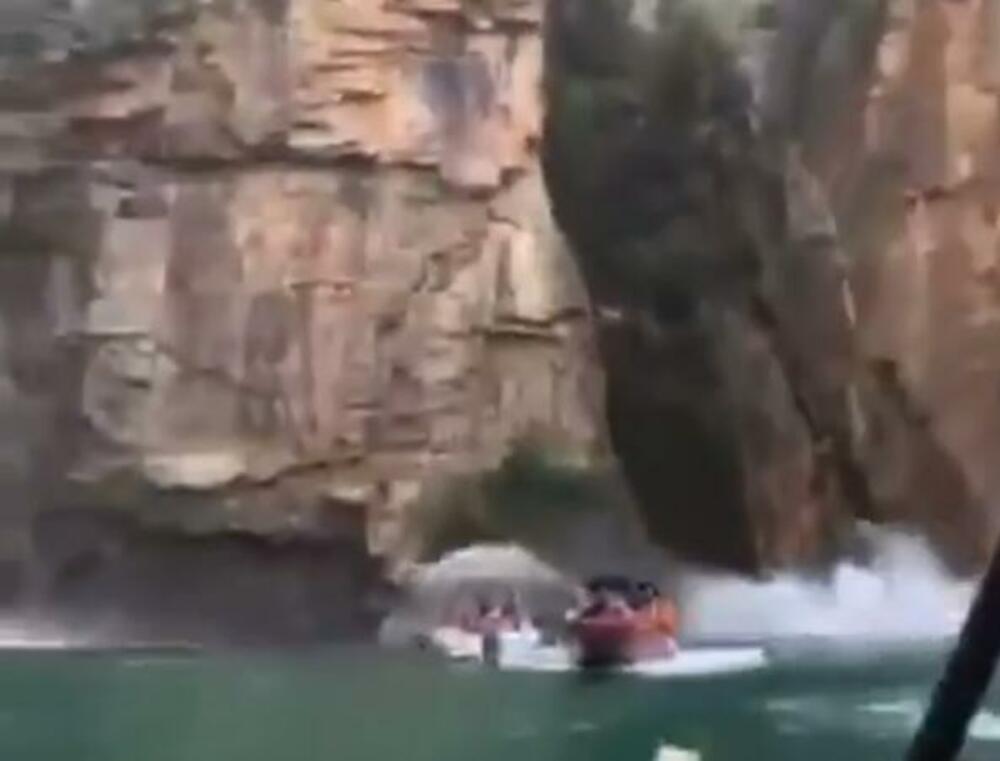 Užasno, stena pada na čamce sa turistima Sve se dogodilo za nekoliko sekundi