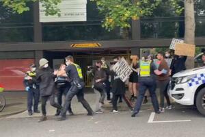 KREĆE HAOS U AUSTRALIJI! Uhapšeni demonstranti ispred Novakovog hotela, policija reagovala BRUTALNO! VIDEO