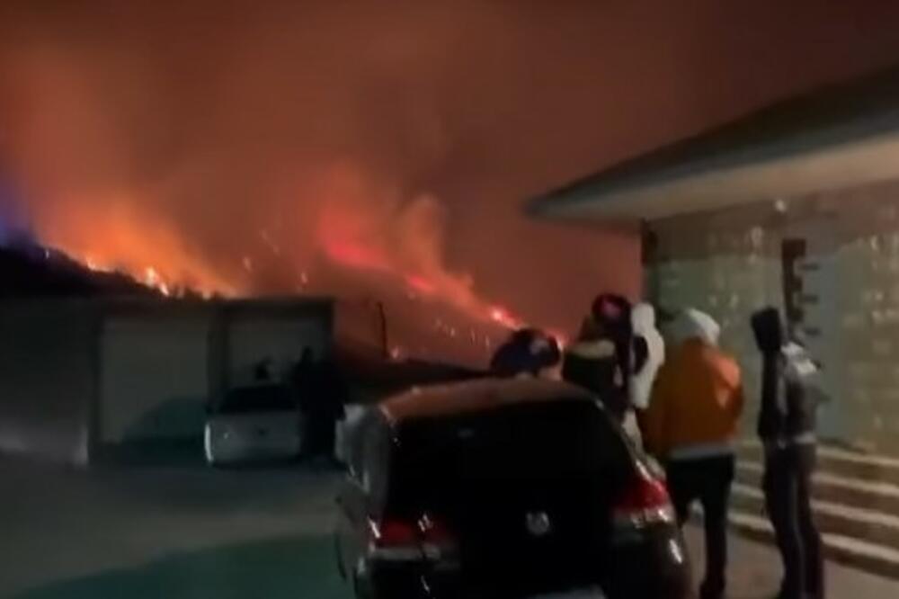 VELIKI POŽAR KOD OMIŠA: Vatra se približava kućama, a olujna bura otežava gašenje! (VIDEO)