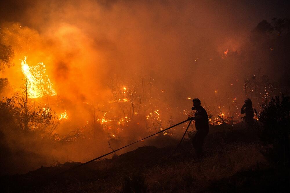 HAOS U HRVATSKOJ: Požar besni kod Omiša, bura ruši stabla i prevrće kamione, ima i poginulih, a pojavio se i dramatičan snimak