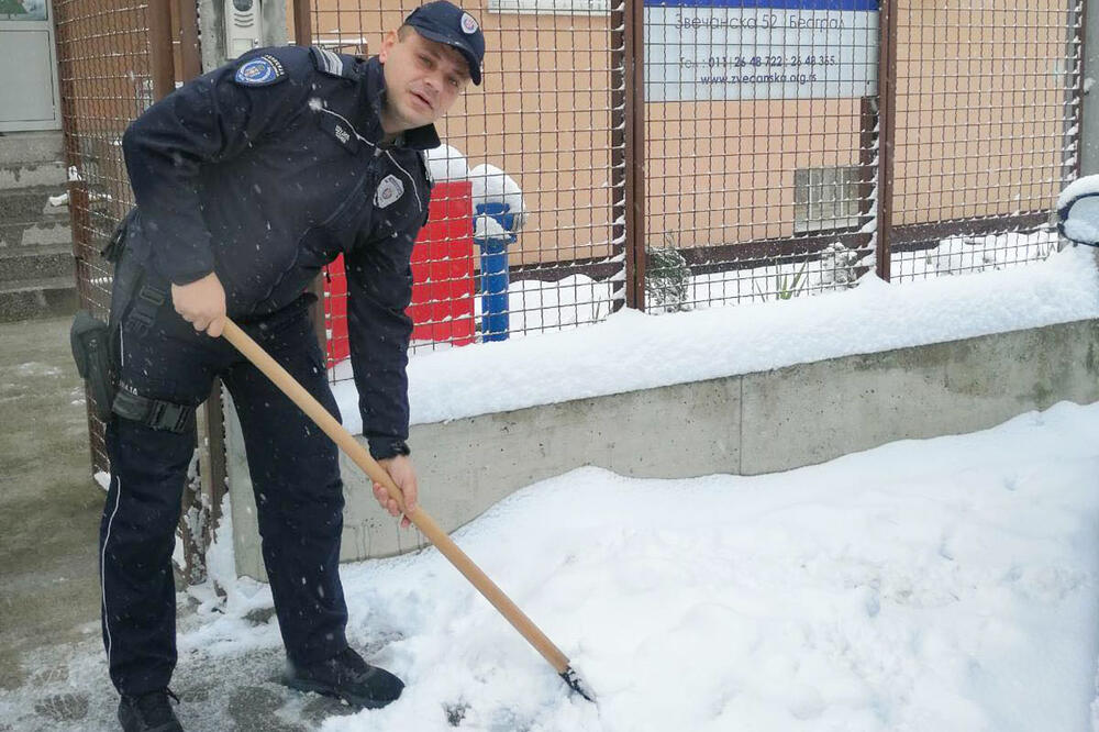 POLICAJCI PS SAVSKI VENAC ODUŠEVILI BEOGRAĐANE: Čistili sneg ispred klinike u Zvečanskoj FOTO