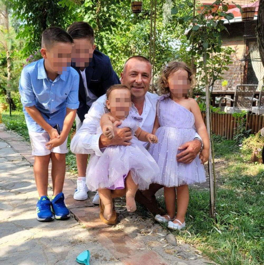 Ponosni na dedu: Renato sa unucima