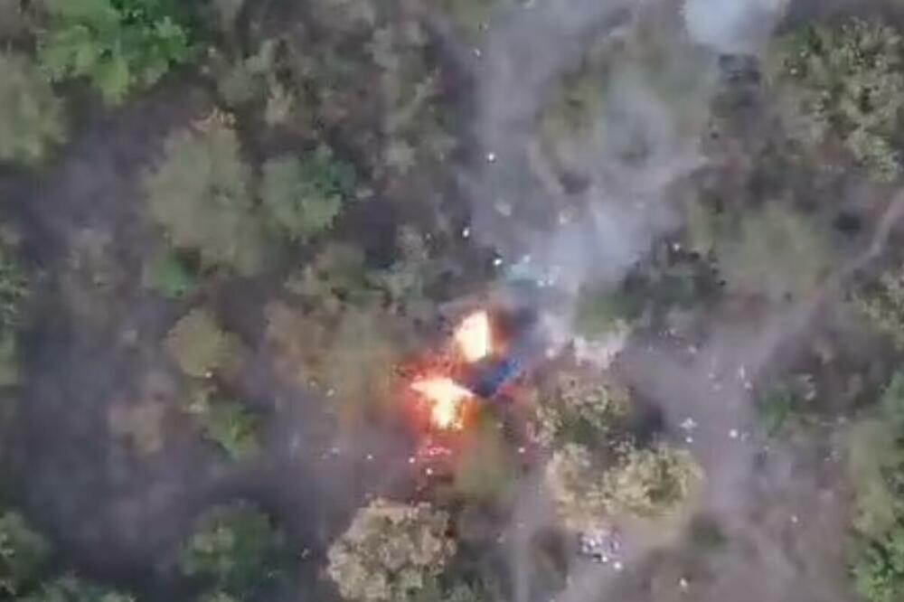 OVAKO SE HALISKO SVETI: Šok snimak Meksikanaca koji beže pred bombama koje baca dron narko kartela VIDEO