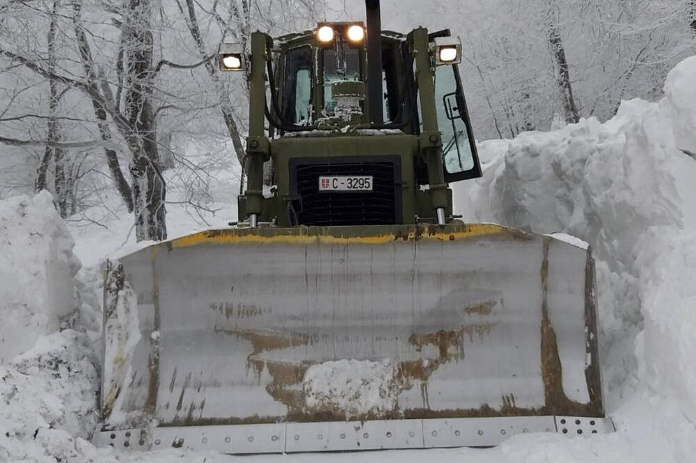 VOJSKA U AKCIJI: Angažovani na raščišćavanju snežnih nanosa sa puteva!