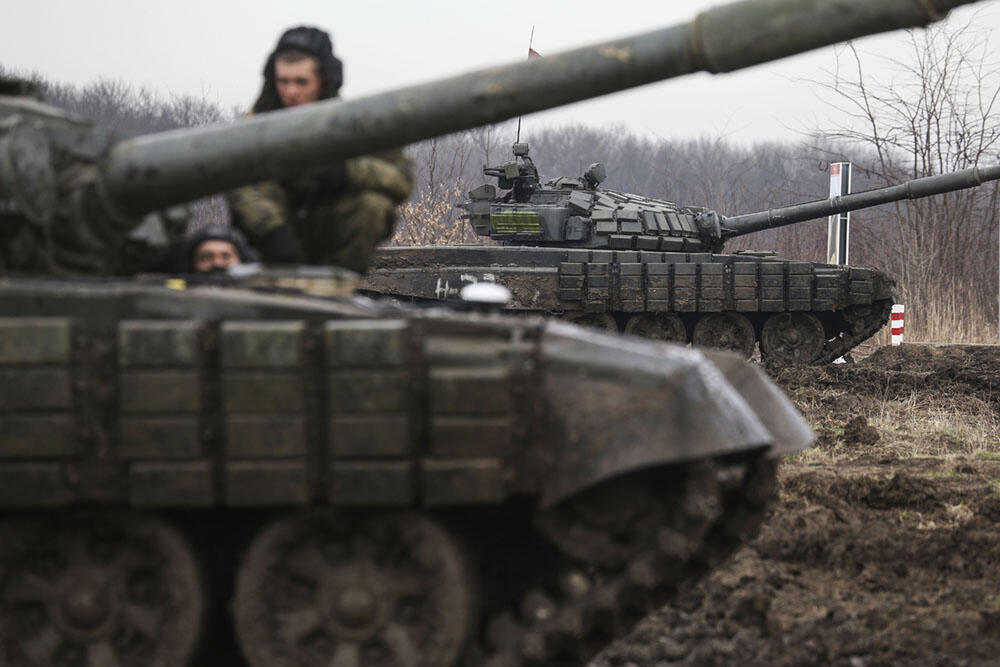 Da li su se zaustavili zbog blata? Ruski tenkovi na granici sa Ukrajinom