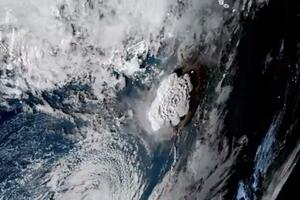PRORADIO PODVODNI VULKAN NA PACIFIKU: Zemlje izdale upozorenje na CUNAMI, erupcija vidljiva iz svemira (VIDEO)