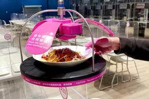 KLOPA VAM SE SPUŠTA SA PLAFONA: Kineski roboti spremaju i služe hranu u OLIMPIJSKOM SELU u Pekingu! (VIDEO)