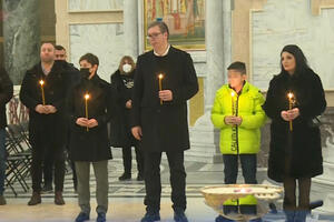 PREDSEDNIK NA POMENU U HRAMU SVETOG SAVE: Vučić zapalio sveću za pokoj duše ubijenog Olivera Ivanovića (FOTO)