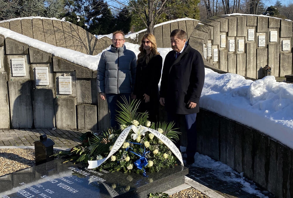 Počast: Kaseinov sa Tasovčevom ženom i bratom juče na Novom groblju