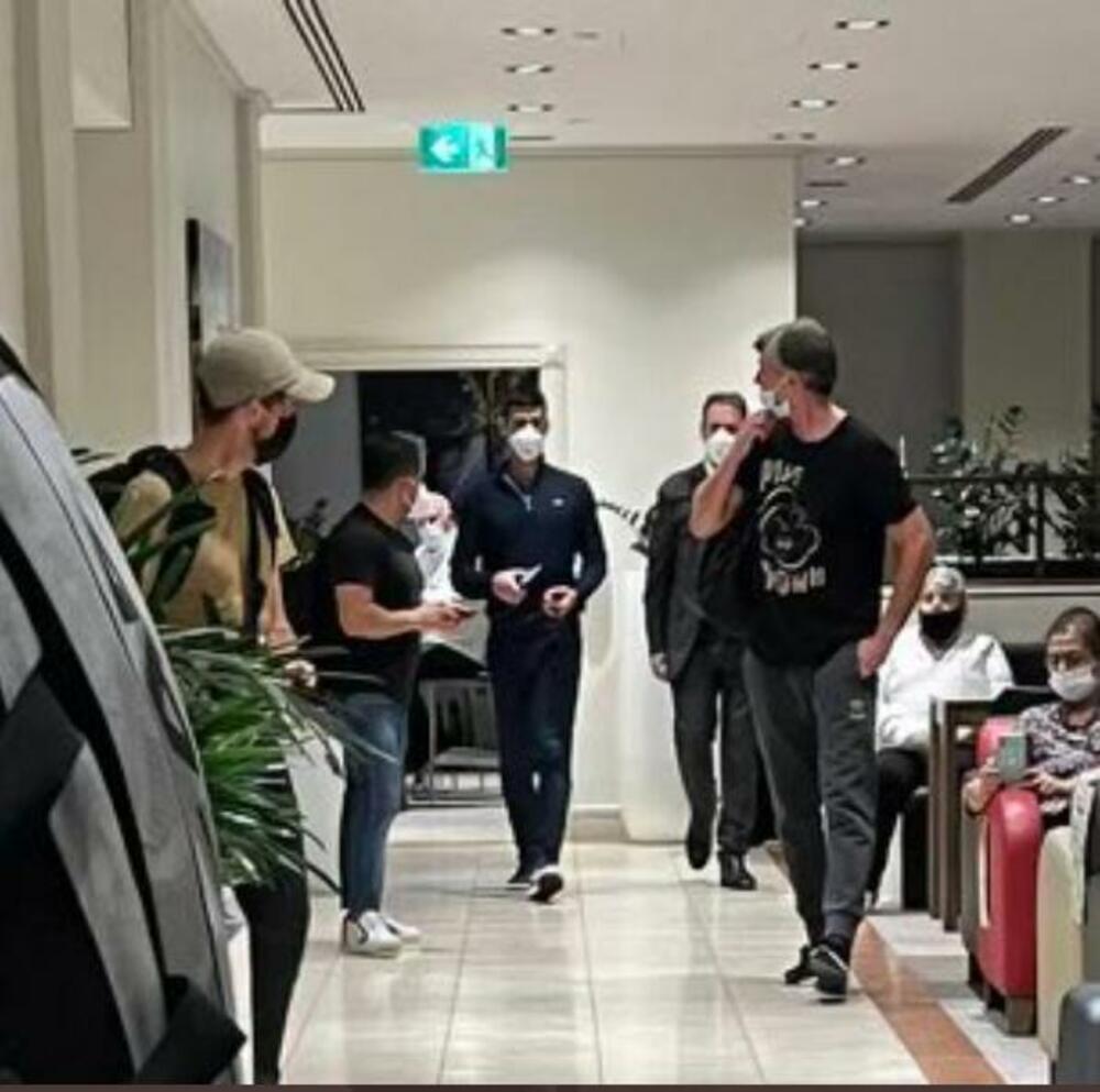 Đoković i njegov tim na aerodromu