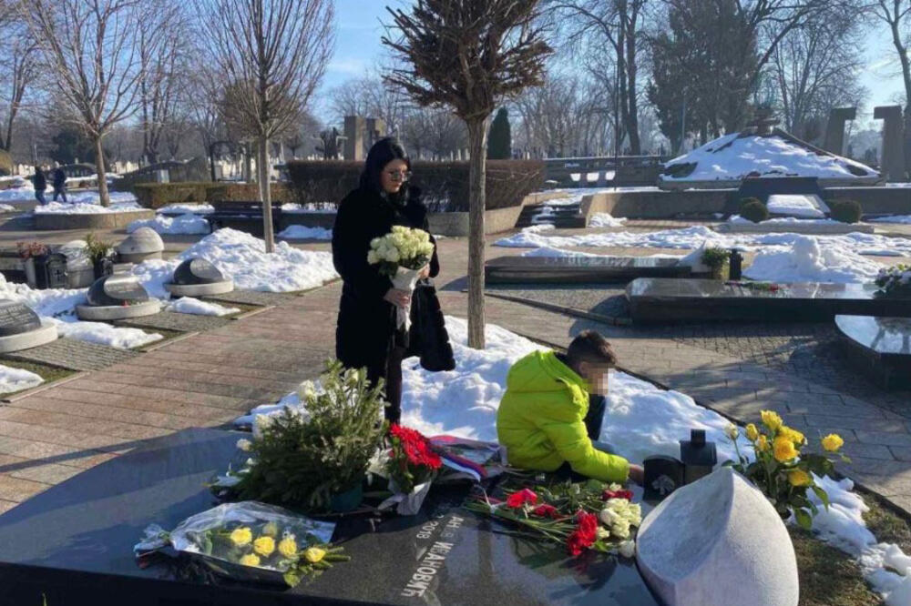 PORODICA POSETILA GROB OLIVERA IVANOVIĆA: Milena i Bogdan na četvrtu godišnjicu od ubistva doneli buket belih ruža (FOTO)