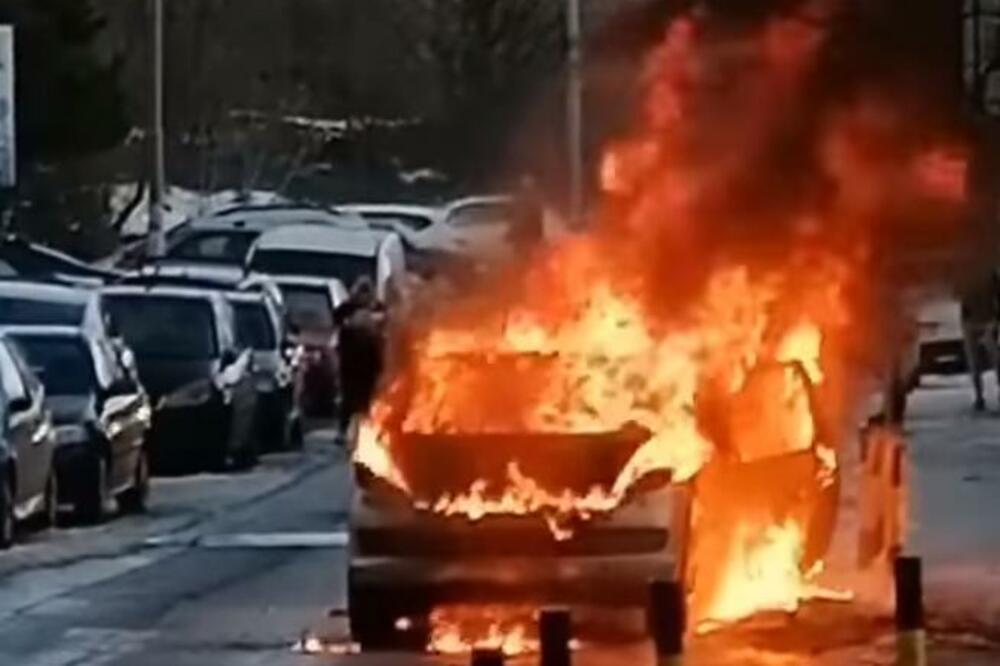 GORI PEŽO NA MILJAKOVCU: Auto koji je vozila žena zapalio se usred vožnje! (VIDEO)